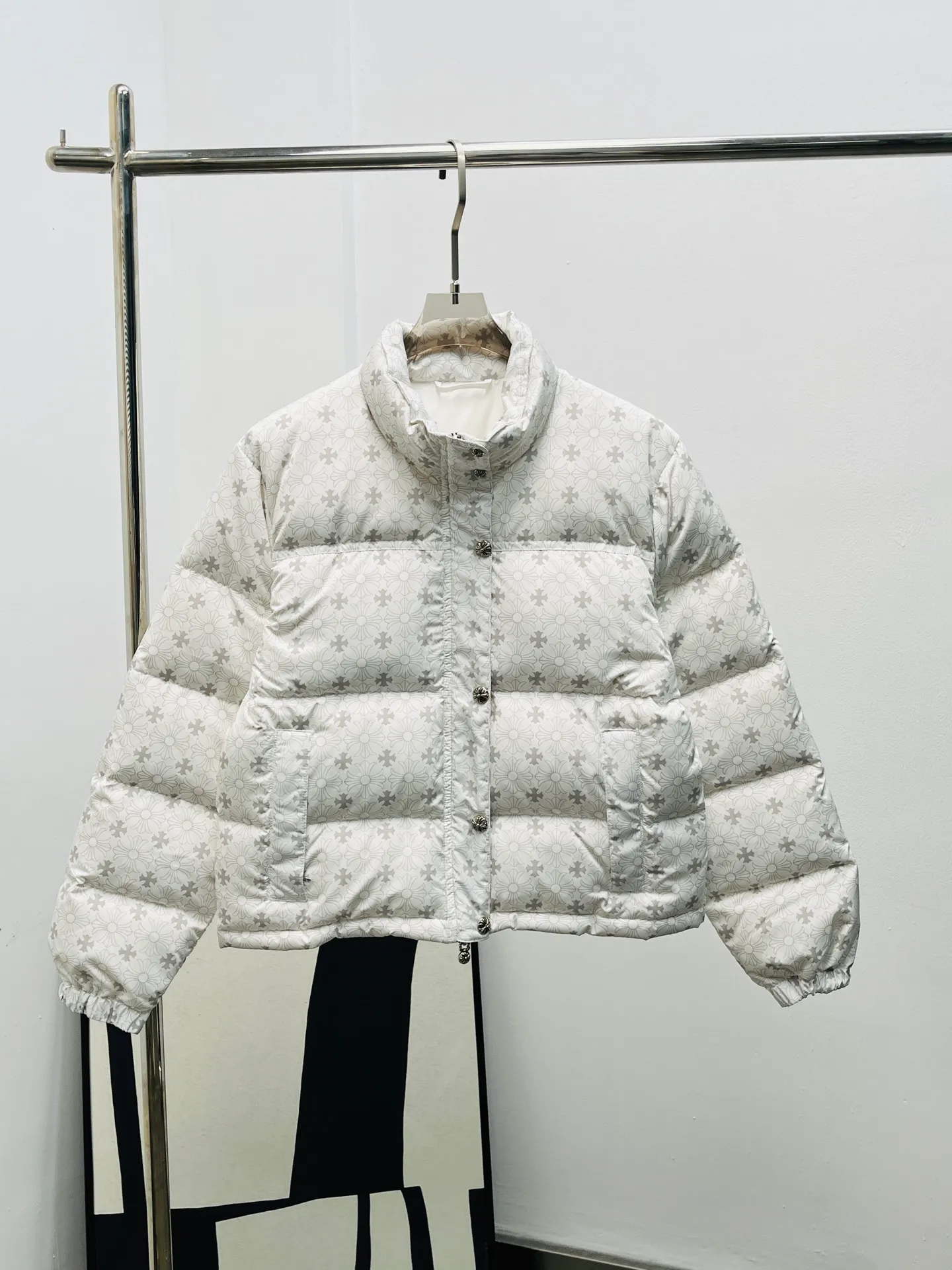 P860 𝐂𝐡𝐫𝐨𝐦𝐞 𝐇𝐞𝐚𝐫𝐭𝐬 *Cro heart dark flower down jacket, hardware bottom buckle mold customization LOGO exactly the same